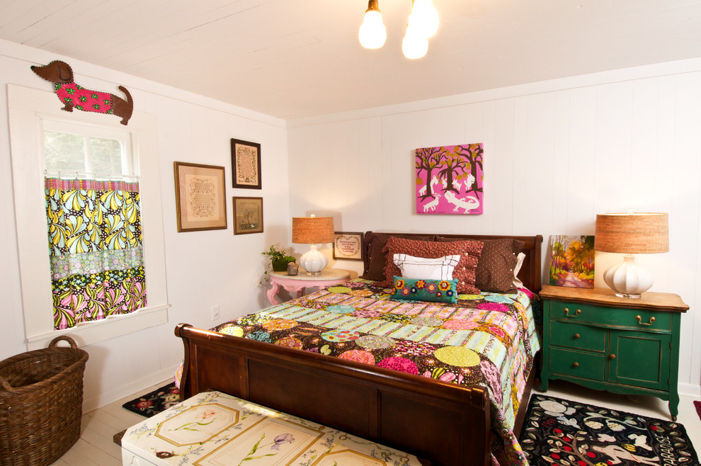 Immagine di una piccola camera matrimoniale shabby-chic style con pareti bianche e pavimento in legno verniciato