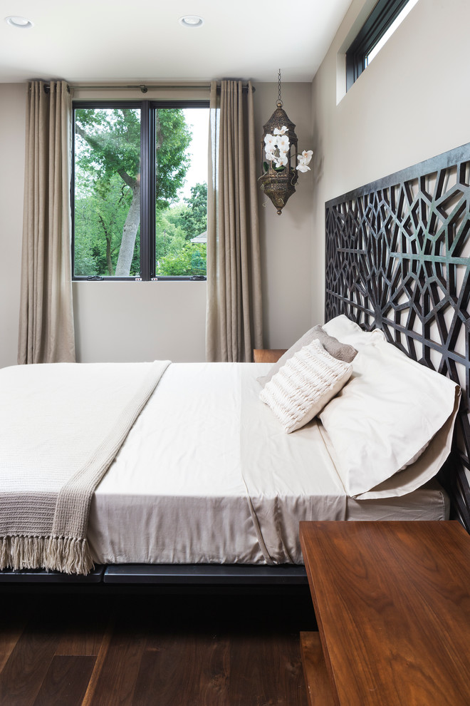 Foto de habitación de invitados minimalista pequeña con suelo de madera en tonos medios y paredes grises