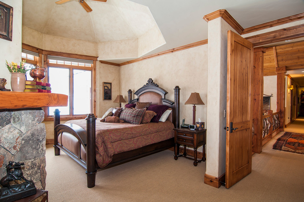 На фото: гостевая спальня среднего размера, (комната для гостей) в стиле рустика с бежевыми стенами и ковровым покрытием