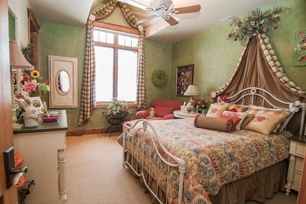 Ejemplo de habitación de invitados rural de tamaño medio con paredes beige y moqueta