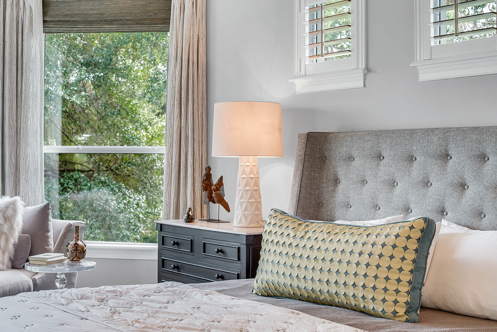 Стильный дизайн: большая хозяйская спальня в стиле неоклассика (современная классика) с серыми стенами, паркетным полом среднего тона и коричневым полом без камина - последний тренд