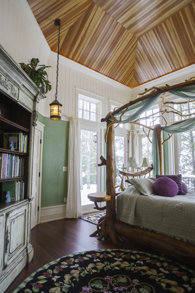 Idée de décoration pour une chambre d'amis craftsman de taille moyenne avec un mur vert, parquet foncé et aucune cheminée.