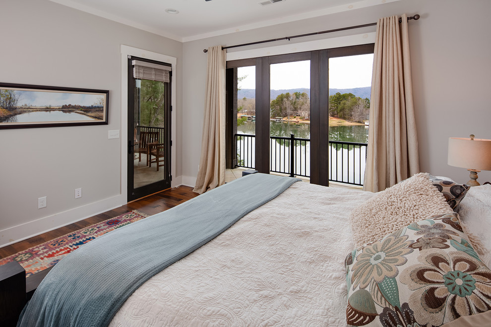 Стильный дизайн: спальня среднего размера в стиле рустика с серыми стенами, паркетным полом среднего тона и коричневым полом - последний тренд