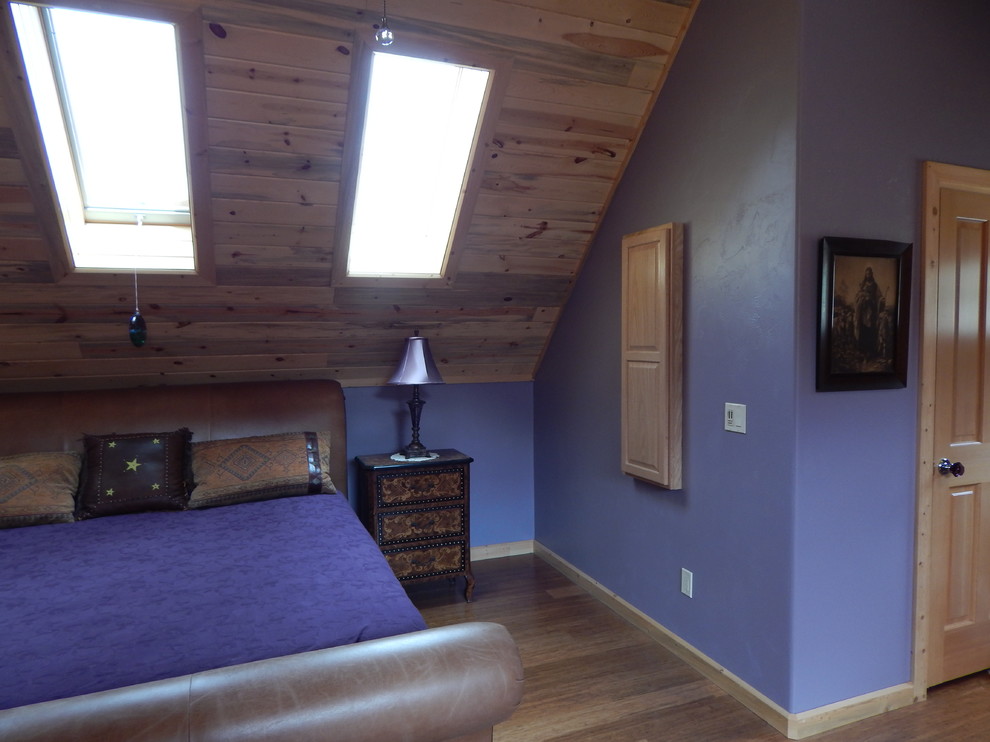 Стильный дизайн: большая хозяйская спальня в современном стиле с фиолетовыми стенами, полом из бамбука, двусторонним камином и фасадом камина из камня - последний тренд