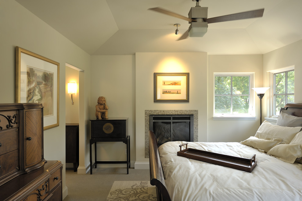 Idées déco pour une chambre avec moquette contemporaine avec un mur beige et une cheminée standard.