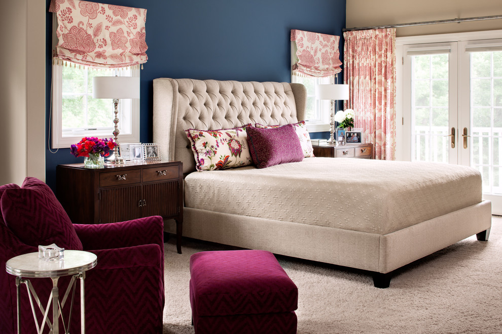 Стильный дизайн: хозяйская спальня в классическом стиле с синими стенами и ковровым покрытием - последний тренд