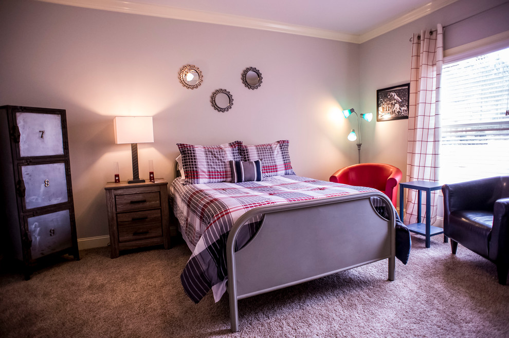 На фото: большая гостевая спальня (комната для гостей) в стиле неоклассика (современная классика) с серыми стенами и ковровым покрытием с