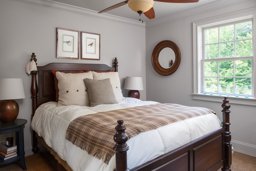 На фото: спальня в стиле кантри с серыми стенами, ковровым покрытием и бежевым полом без камина