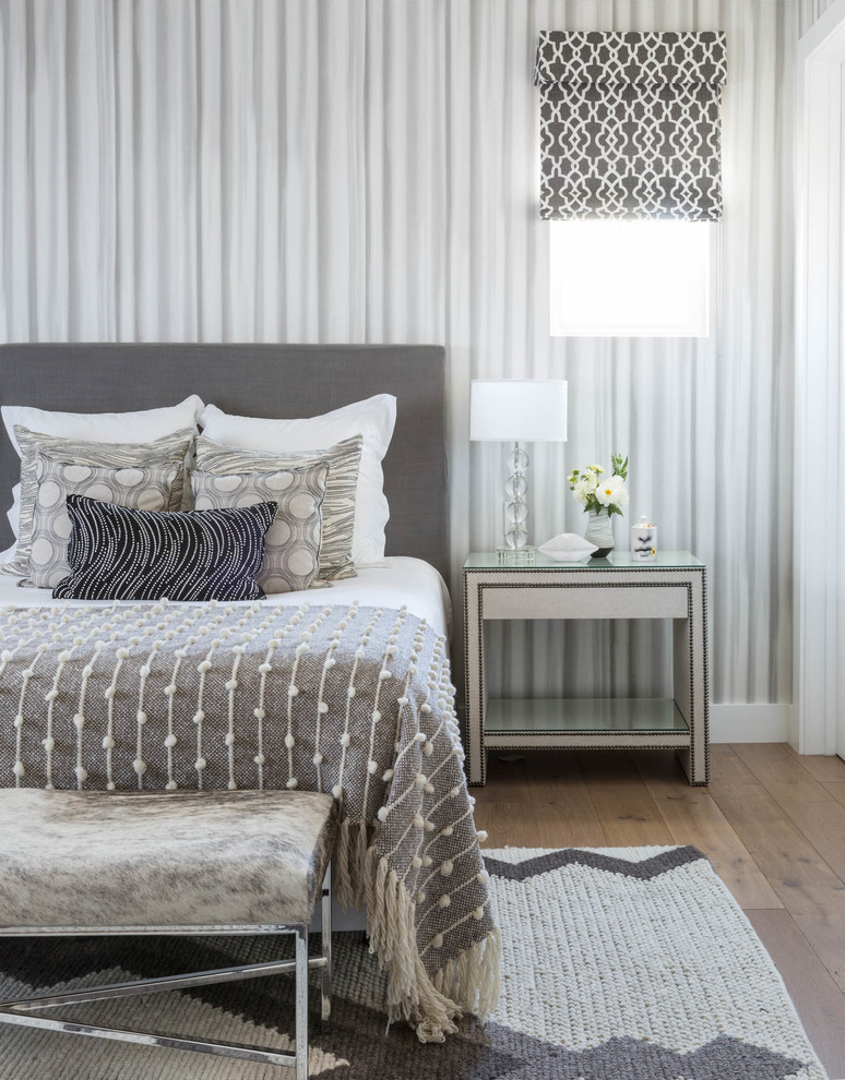 Idéer för vintage sovrum, med grå väggar och ljust trägolv