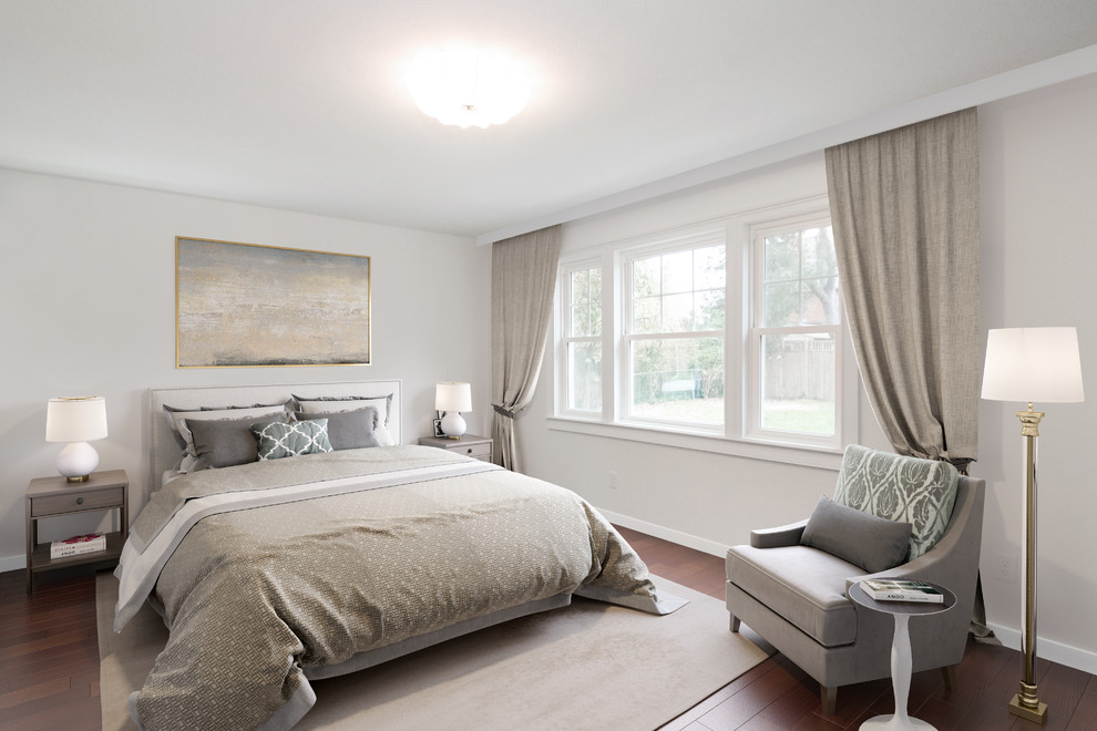 Свежая идея для дизайна: хозяйская спальня в стиле неоклассика (современная классика) с белыми стенами, полом из бамбука и коричневым полом - отличное фото интерьера