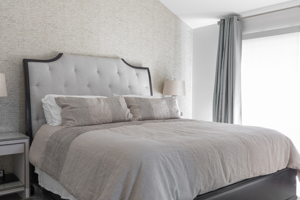 Mittelgroßes Modernes Hauptschlafzimmer mit grauer Wandfarbe in Orange County