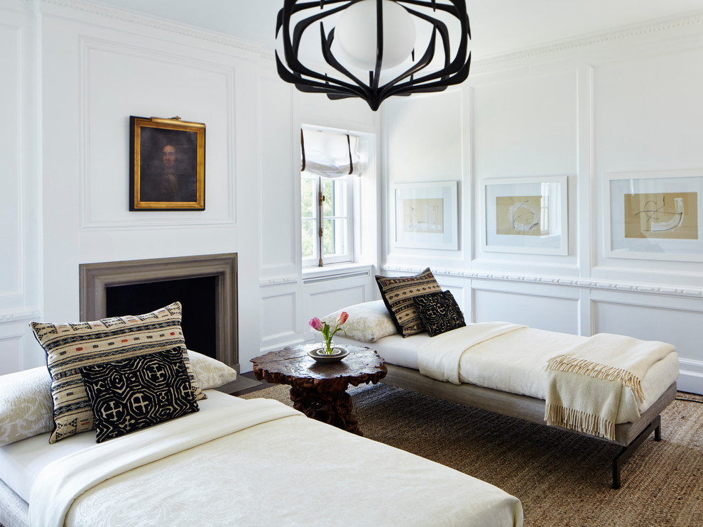 На фото: спальня в стиле фьюжн с белыми стенами и стандартным камином