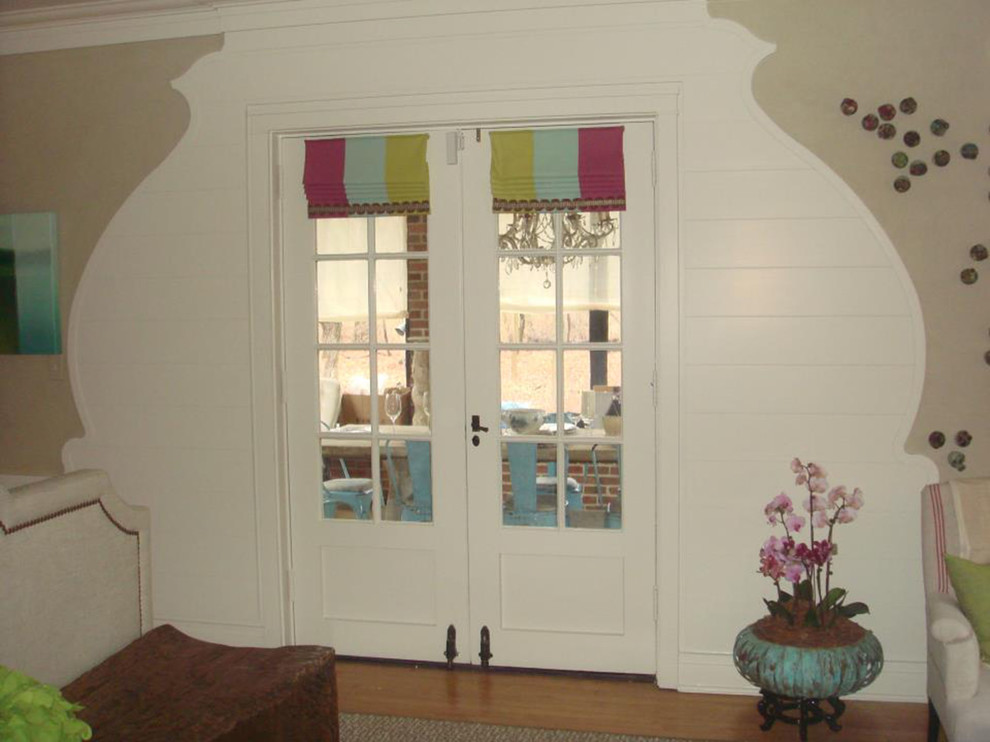 Foto på ett litet vintage gästrum, med beige väggar och mellanmörkt trägolv