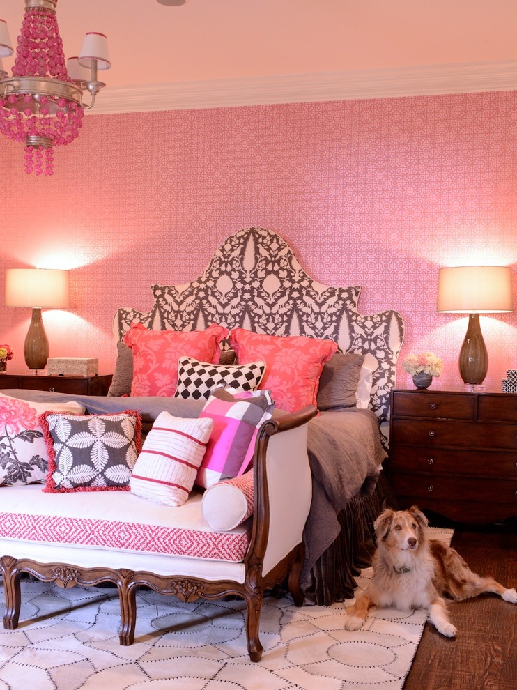 Idée de décoration pour une chambre grise et rose bohème avec un mur rose et parquet foncé.