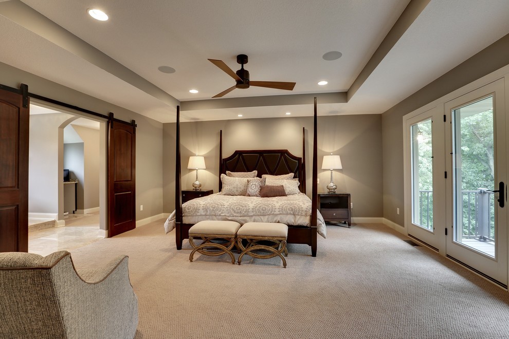 Стильный дизайн: большая хозяйская спальня в классическом стиле с серыми стенами и ковровым покрытием без камина - последний тренд