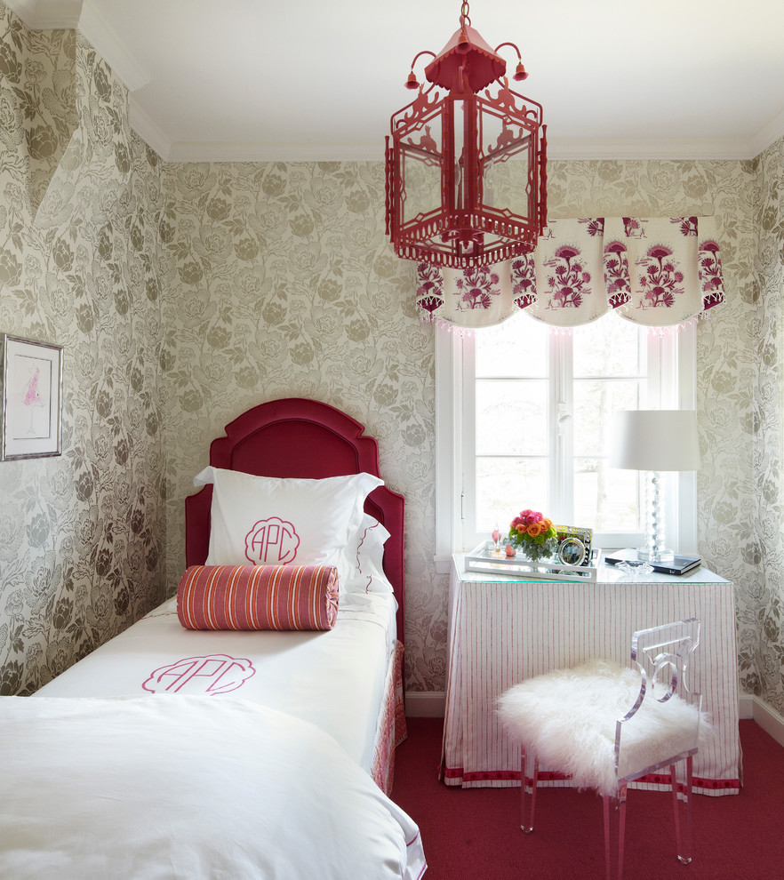 Стильный дизайн: маленькая спальня в классическом стиле с ковровым покрытием без камина для на участке и в саду - последний тренд