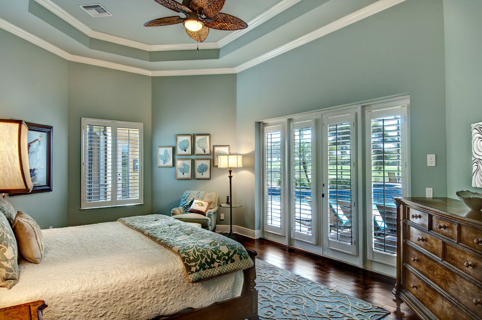 Klassisches Hauptschlafzimmer mit dunklem Holzboden und blauer Wandfarbe in Tampa