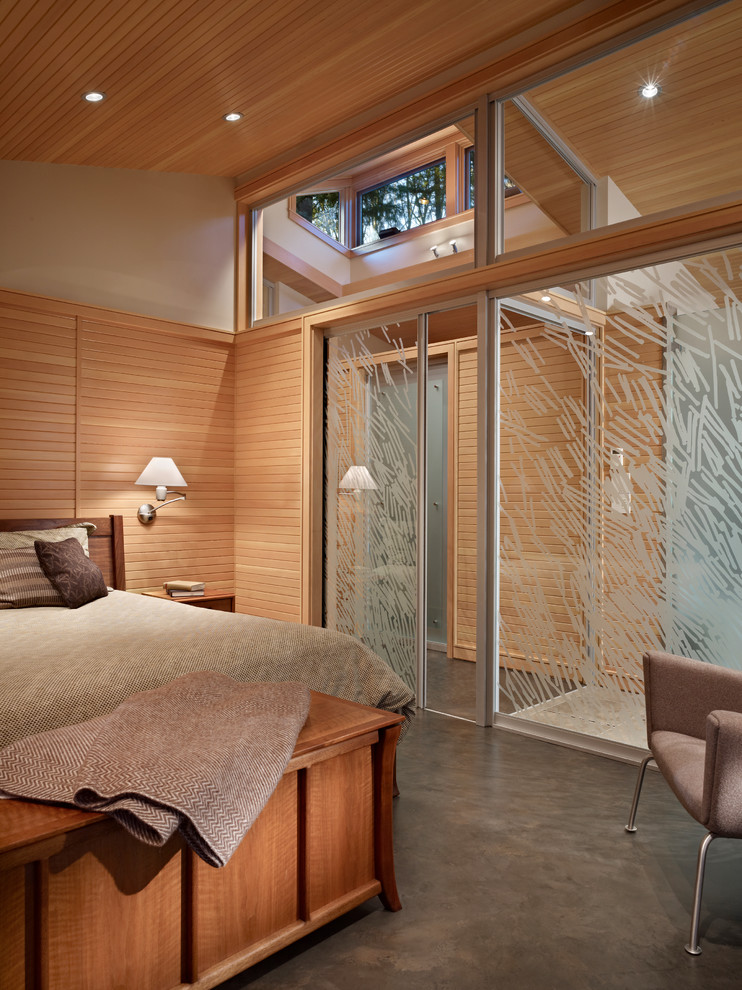 На фото: хозяйская спальня среднего размера в стиле ретро с бетонным полом