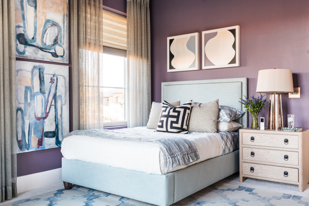 Свежая идея для дизайна: гостевая спальня среднего размера, (комната для гостей) в стиле неоклассика (современная классика) с фиолетовыми стенами, ковровым покрытием и белым полом - отличное фото интерьера