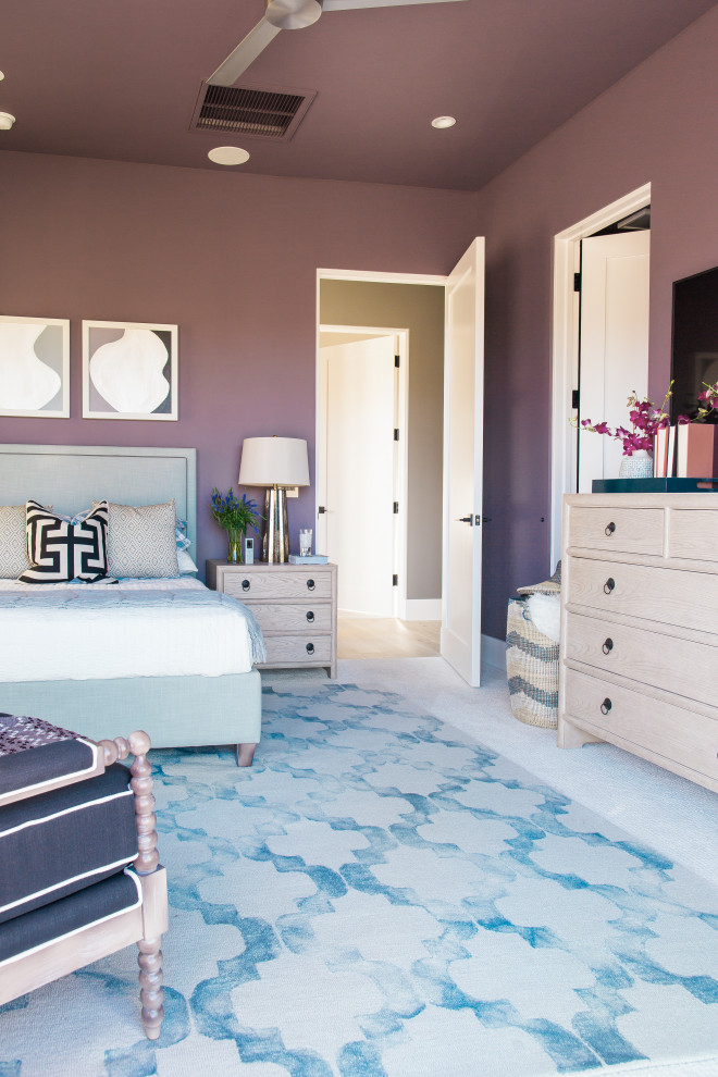 Cette photo montre une chambre moderne de taille moyenne avec un mur violet et un sol blanc.