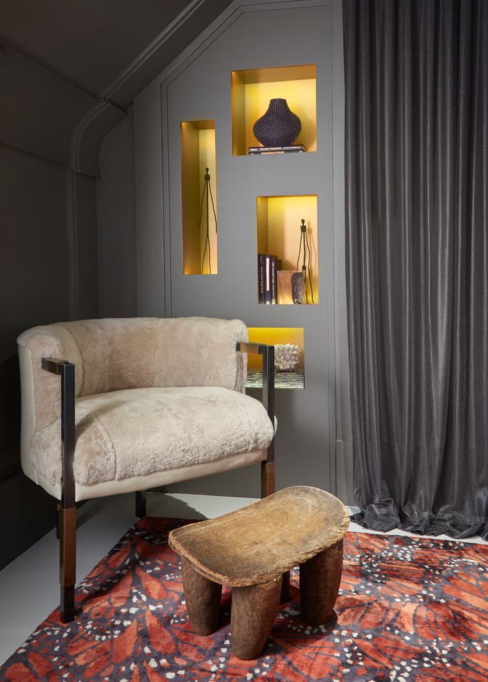 Modelo de habitación de invitados contemporánea pequeña con paredes grises, suelo de madera pintada y suelo blanco