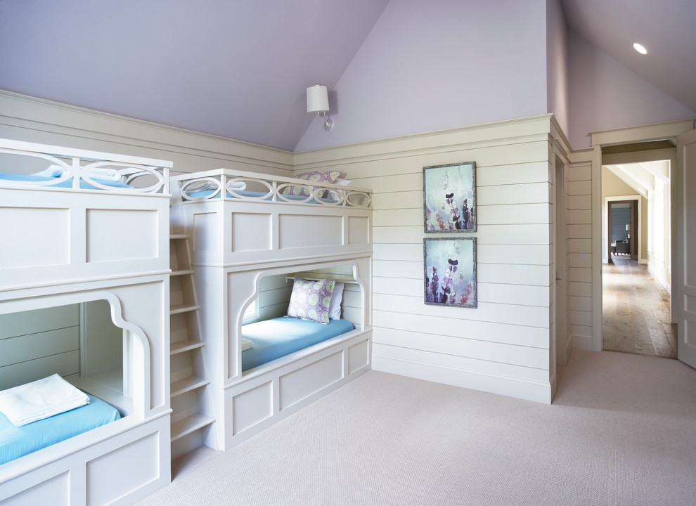 他の地域にある巨大なトラディショナルスタイルのおしゃれな客用寝室 (紫の壁、カーペット敷き) のインテリア