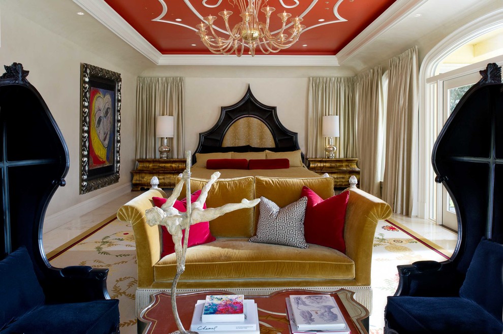 Стильный дизайн: большая хозяйская спальня в стиле фьюжн с бежевыми стенами, мраморным полом и бежевым полом без камина - последний тренд