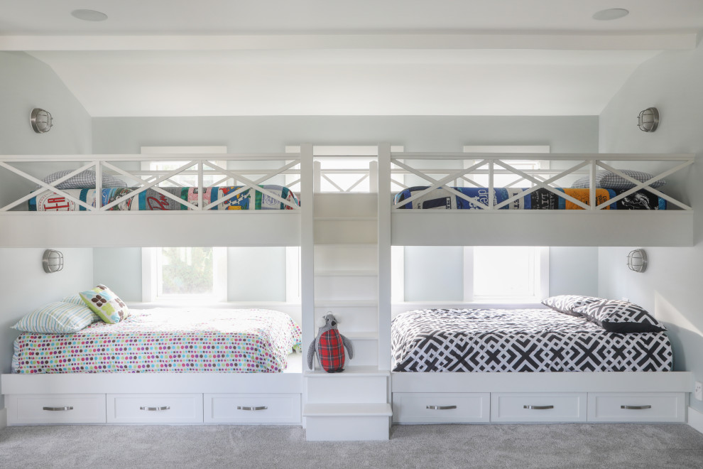 ミルウォーキーにあるトランジショナルスタイルのおしゃれなロフト寝室 (グレーの壁、カーペット敷き、グレーの床)