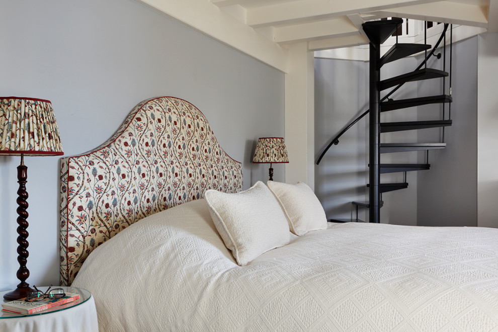На фото: спальня в стиле фьюжн с синими стенами, темным паркетным полом и коричневым полом