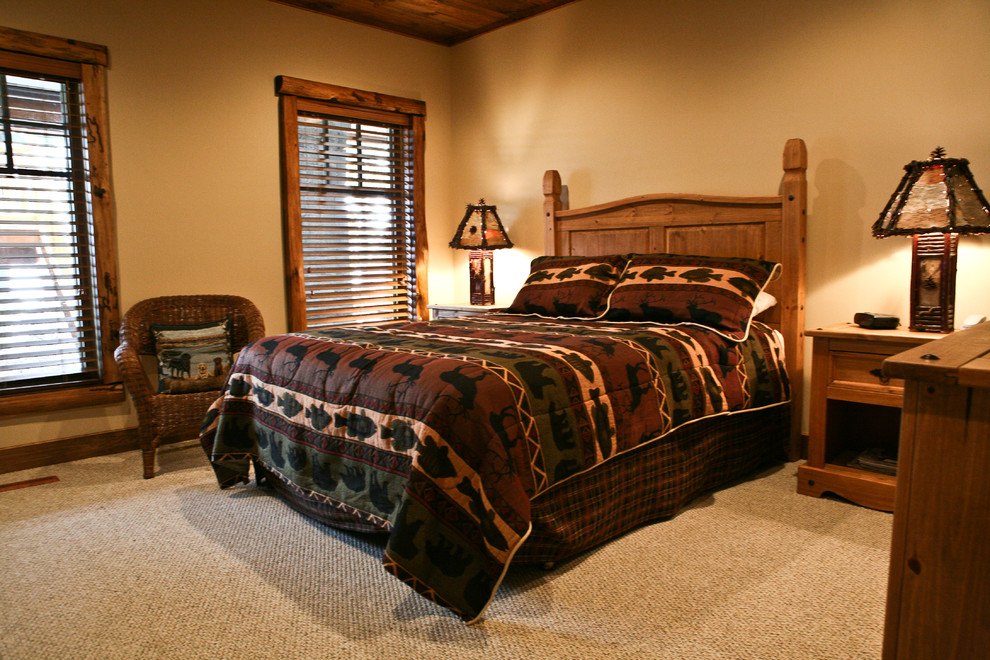 Immagine di una camera degli ospiti stile rurale di medie dimensioni con pareti beige, moquette e nessun camino