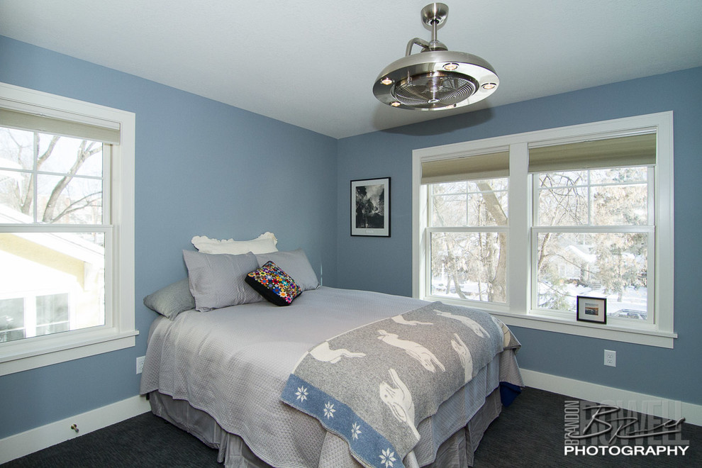 Immagine di una camera degli ospiti chic con pareti blu e moquette