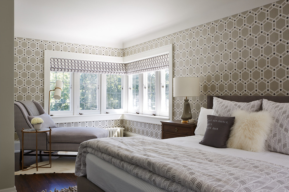 ミネアポリスにある中くらいなトランジショナルスタイルのおしゃれな主寝室 (グレーの壁、濃色無垢フローリング、暖炉なし、茶色い床、照明、グレーとブラウン)