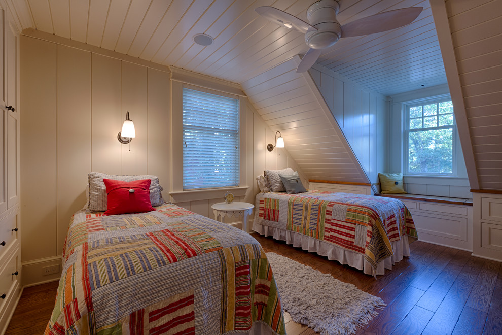 Foto de habitación de invitados costera de tamaño medio con paredes blancas y suelo de madera oscura