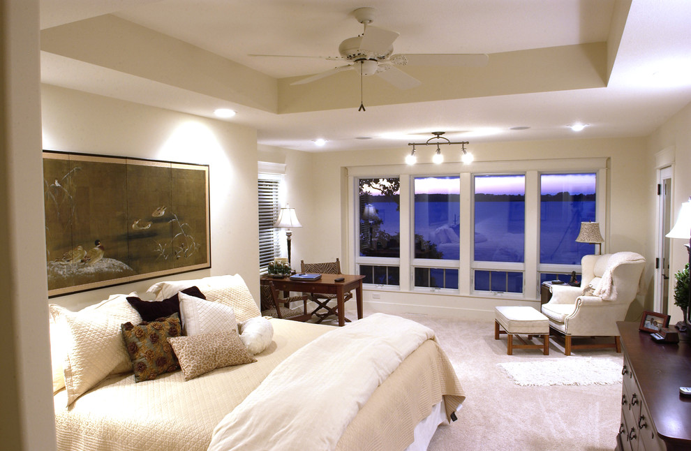 Стильный дизайн: большая хозяйская спальня в светлых тонах в классическом стиле с белыми стенами, ковровым покрытием и белым полом - последний тренд
