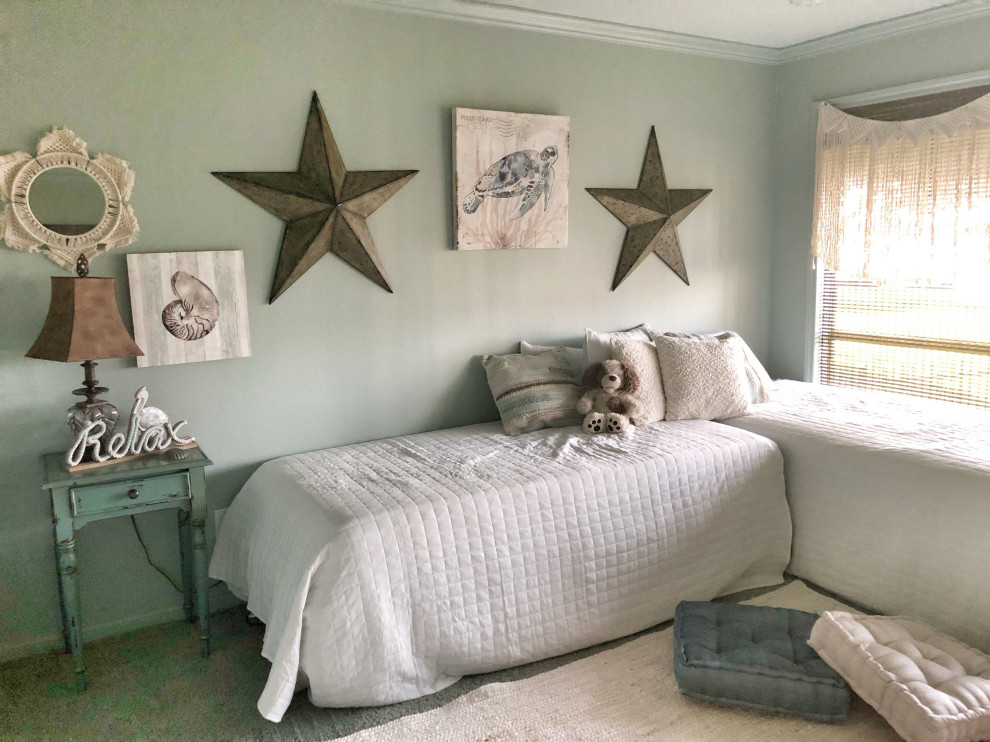 Стильный дизайн: гостевая спальня среднего размера, (комната для гостей) в морском стиле с синими стенами, ковровым покрытием и синим полом - последний тренд