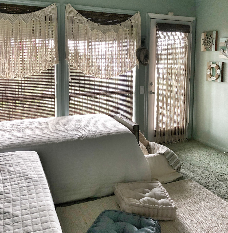 На фото: гостевая спальня среднего размера, (комната для гостей) в морском стиле с синими стенами, ковровым покрытием и синим полом с