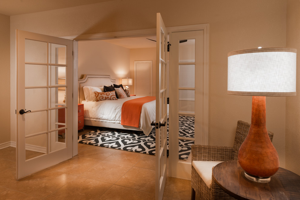 Imagen de dormitorio principal actual de tamaño medio sin chimenea con paredes blancas, suelo de travertino y suelo beige