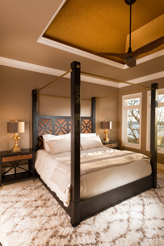 Пример оригинального дизайна: большая гостевая спальня (комната для гостей) в стиле модернизм с коричневыми стенами, полом из известняка и бежевым полом без камина