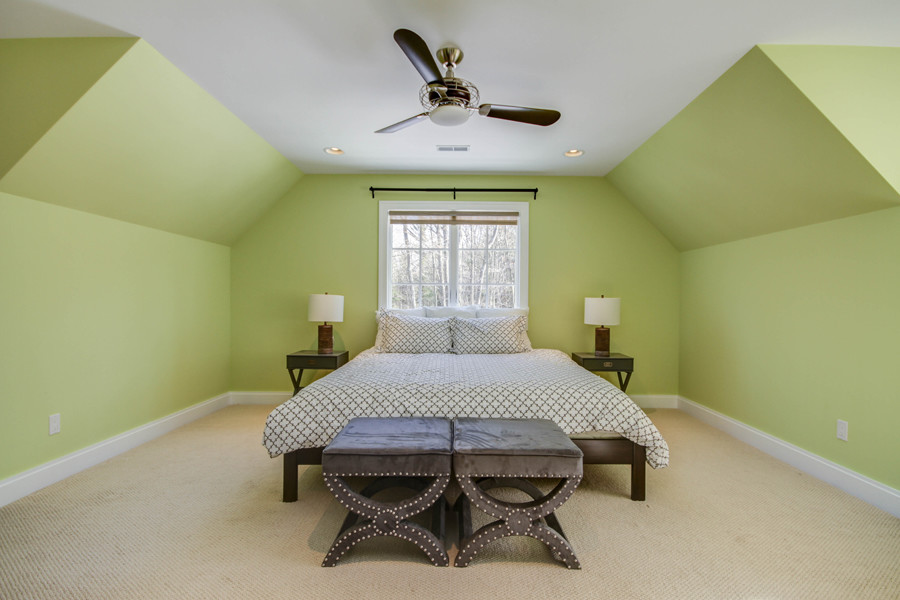На фото: большая гостевая спальня (комната для гостей) в современном стиле с зелеными стенами и ковровым покрытием без камина