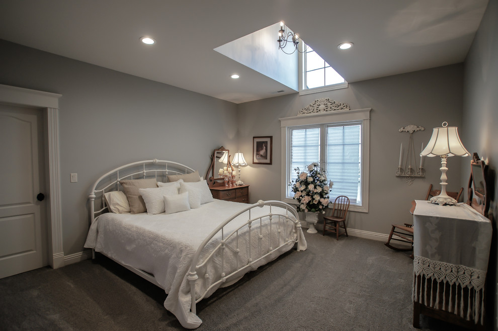 Diseño de habitación de invitados tradicional grande con paredes grises, moqueta y suelo gris