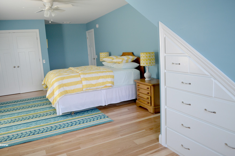 デトロイトにあるビーチスタイルのおしゃれな客用寝室 (青い壁、淡色無垢フローリング) のレイアウト