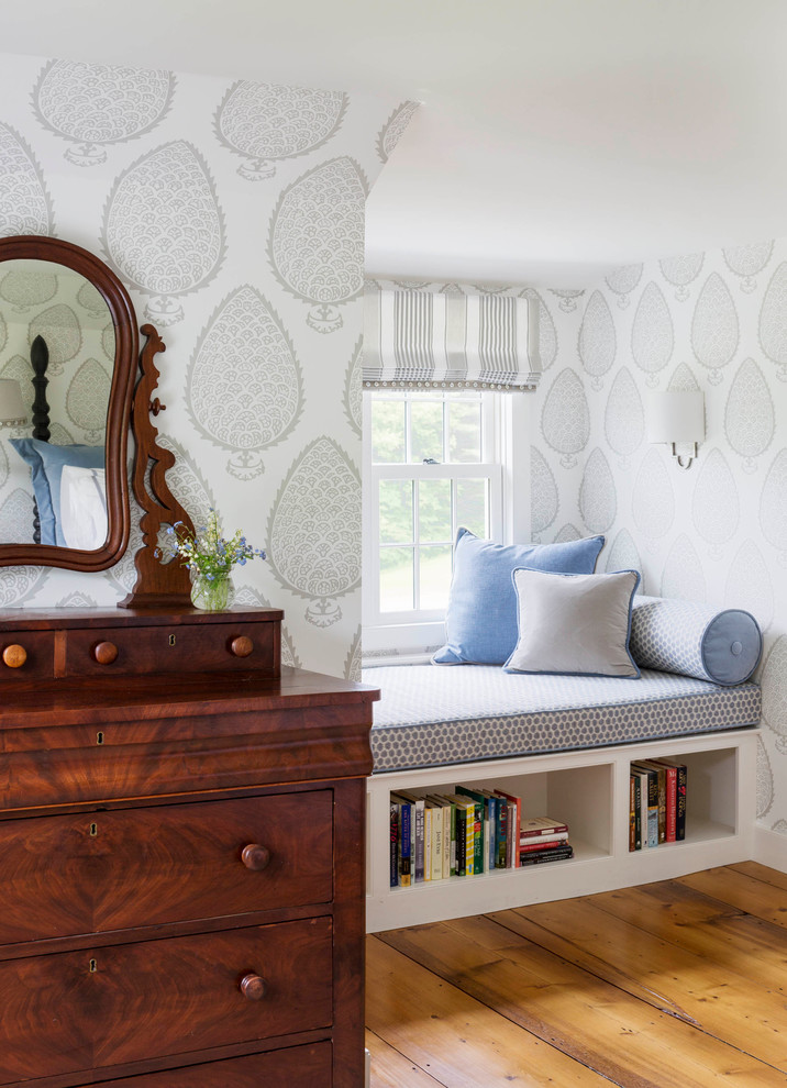 Стильный дизайн: хозяйская спальня среднего размера в классическом стиле с серыми стенами и паркетным полом среднего тона - последний тренд