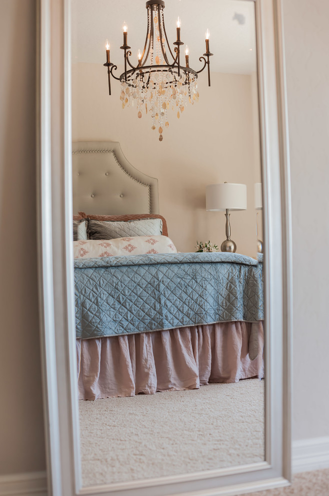 Ejemplo de dormitorio principal tradicional renovado de tamaño medio sin chimenea con paredes beige, moqueta y suelo beige