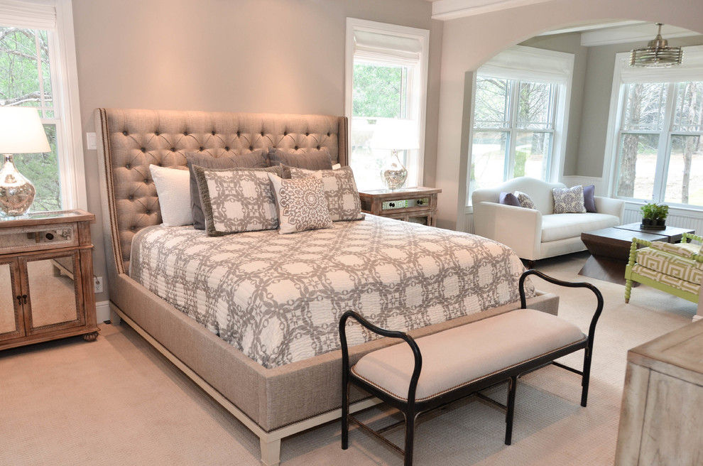 Идея дизайна: большая хозяйская спальня в стиле кантри с серыми стенами, ковровым покрытием и бежевым полом