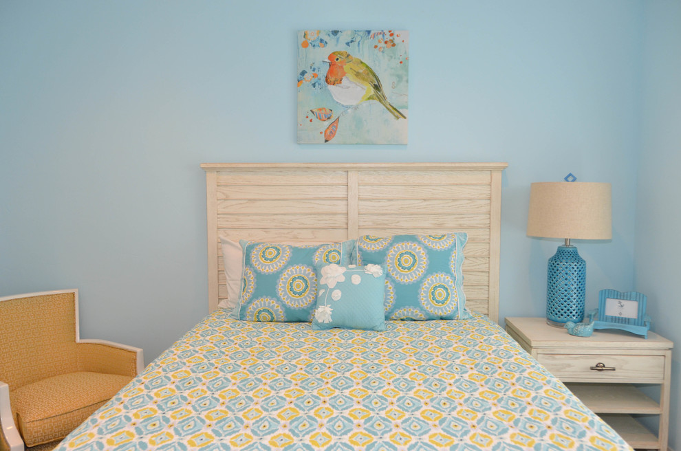 На фото: маленькая гостевая спальня (комната для гостей) в стиле кантри с синими стенами, ковровым покрытием и бежевым полом для на участке и в саду