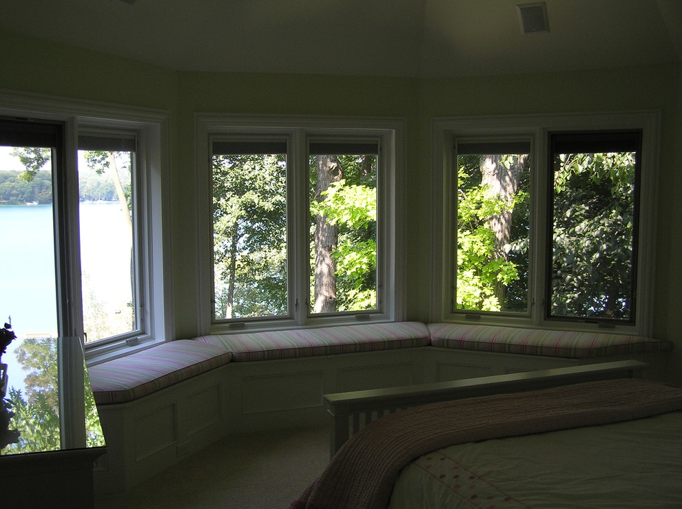 Foto di una camera da letto chic di medie dimensioni con pareti verdi, pavimento con piastrelle in ceramica e nessun camino