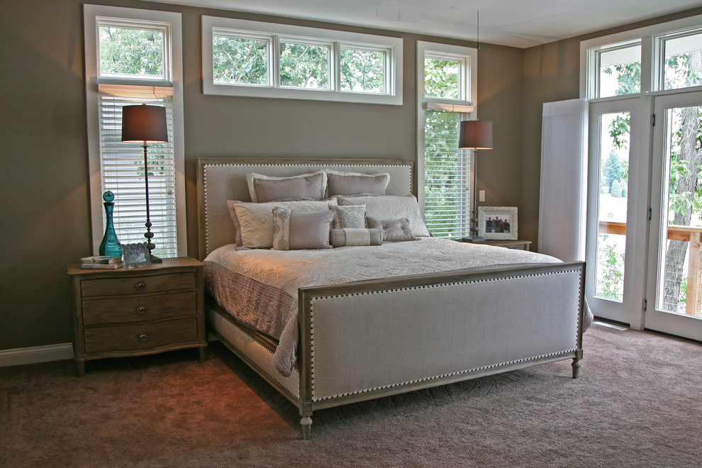 Diseño de dormitorio principal contemporáneo de tamaño medio con paredes grises, moqueta, todas las chimeneas y marco de chimenea de baldosas y/o azulejos