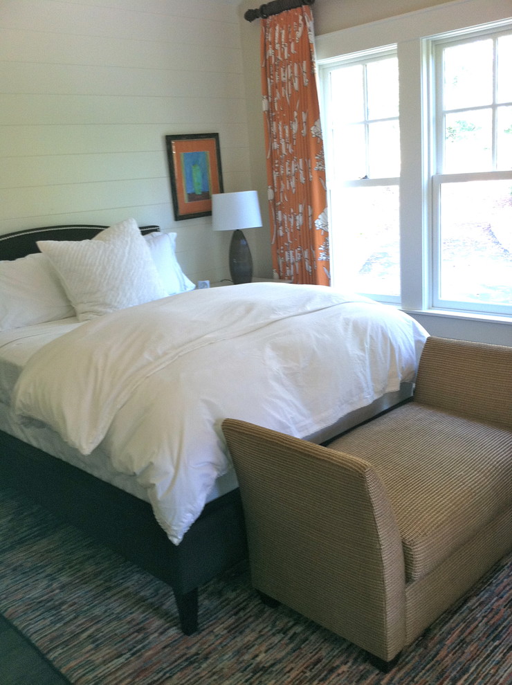 На фото: гостевая спальня среднего размера, (комната для гостей) в современном стиле с белыми стенами без камина с