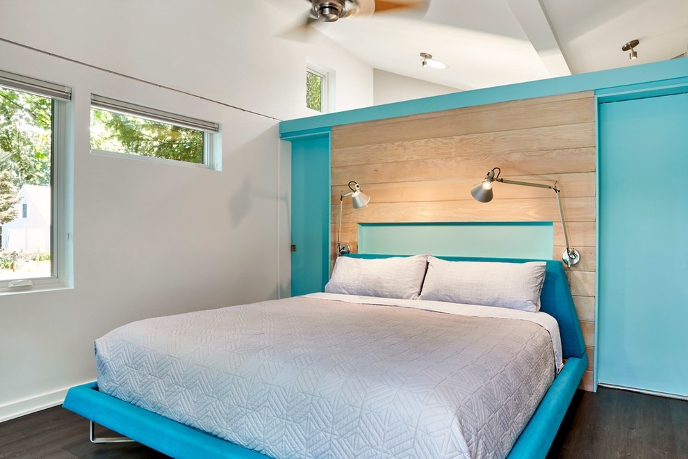 Inspiration för maritima sovrum, med blå väggar och mörkt trägolv