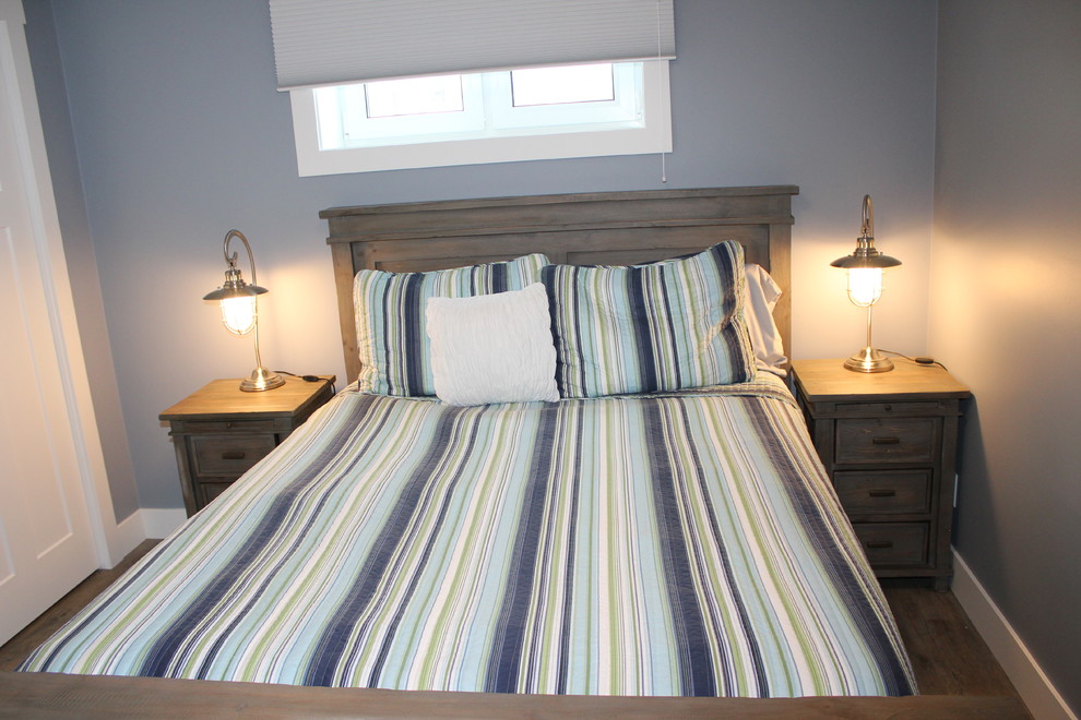Пример оригинального дизайна: спальня среднего размера в морском стиле с серыми стенами и полом из винила без камина